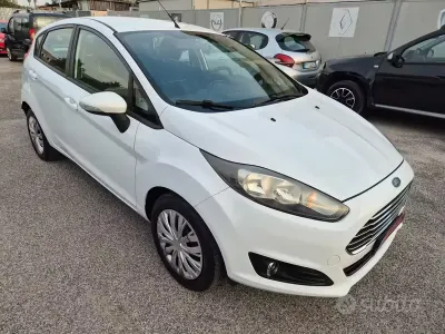 Usata Ford Fiesta 97 CV (71 kW) 2013 Bianco Berlina