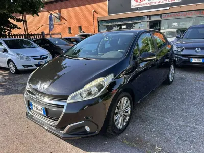 Usata Peugeot 208 Access 82 CV (60 kW) 2017 Nero Utilitaria