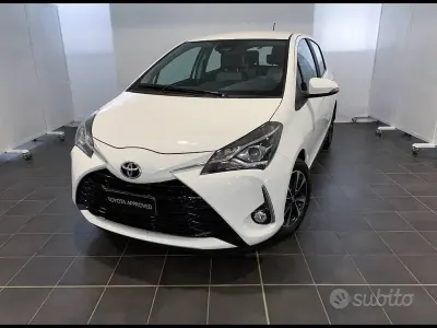 Usata Toyota Yaris Lounge 69 CV (50 kW) 2017 Argento Berlina