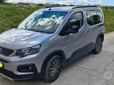 Usata Peugeot Rifter Allure 102 CV (75 kW) 2024 Grigio Monovolume