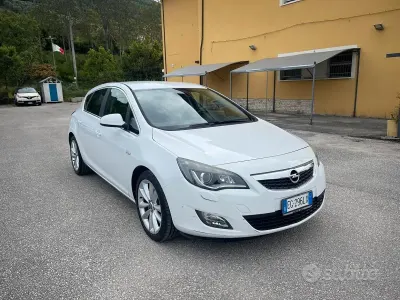 Używany Opel Astra Cosmo 140 KM (102 kW) 2011 Biały Sedan/Limuzyna