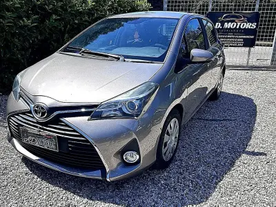 Begagnad Toyota Yaris Lounge 69 HK (50 kW) 2015 Grå Halvkombi