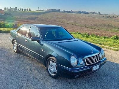 Usata Mercedes E200 Avantgarde 136 CV (100 kW) 1995 Blu Berlina