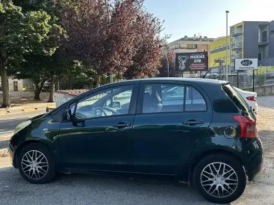 Usata Toyota Yaris 87 CV (63 kW) 2006 Verde Berlina