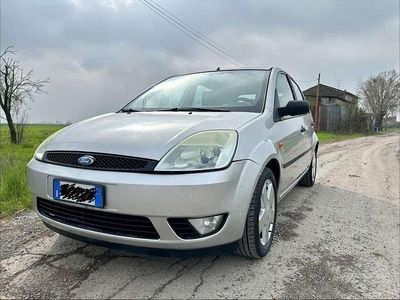 Usata Ford Fiesta 75 CV (55 kW) 2005 Argento Utilitaria