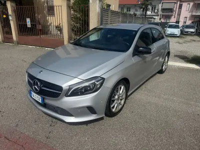 Usata Mercedes A200 Business 156 CV (114 kW) 2017 Argento Utilitaria