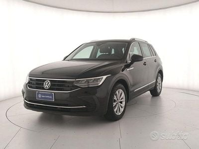 Usata VW Tiguan Life 122 CV (89 kW) 2023 Deep black perlato SUV