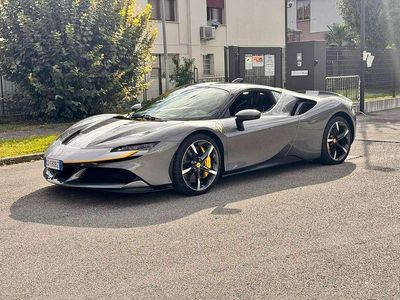 Usata Ferrari SF90 797 CV (586 kW) 2023 Grigio Coupé