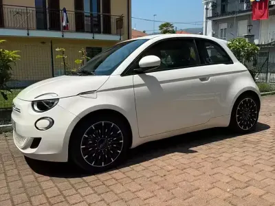 Usata Fiat 500e Icon 42 kW (58 CV) 2022 Bianco Utilitaria