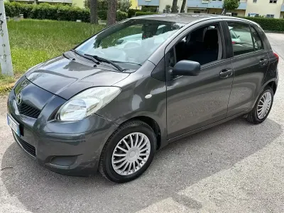 Usata Toyota Yaris 69 CV (50 kW) 2009 Grigio Utilitaria