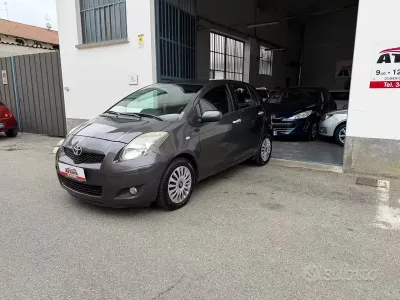Usado Toyota Yaris Sol 100 CV (73 kW) 2011 Gris Utilitario