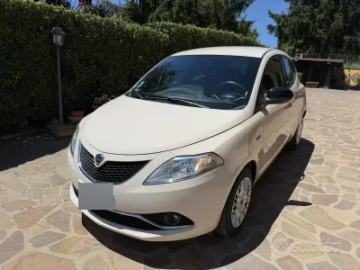 Usata Lancia Ypsilon 69 CV (50 kW) 2017 Bianco Utilitaria