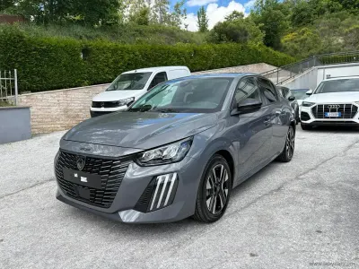 Usata Peugeot 208 Allure 102 CV (75 kW) 2024 Grigio Utilitaria