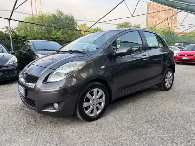 Usata Toyota Yaris 90 CV (66 kW) 2011 Grigio Utilitaria