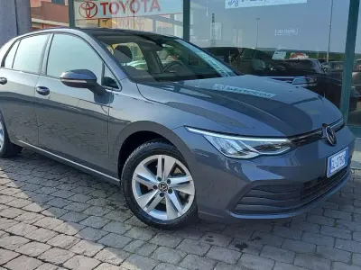 Usata VW Golf VIII Life 110 CV (80 kW) 2022 Dolphin grey metall Berlina