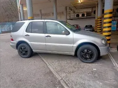 Usado Mercedes ML270 163 CV (119 kW) 2004 Gris SUV
