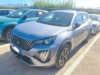 Occasion Peugeot 2008 Allure 101 ch (74 kW) 2025 Gris SUV