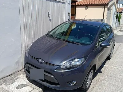 Usata Ford Fiesta 82 CV (60 kW) 2012 Blu Berlina