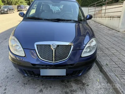 Usata Lancia Ypsilon 69 CV (50 kW) 2004 Bluazzurro Utilitaria