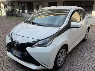 Usata Toyota Aygo 69 CV (50 kW) 2016 Bianco Utilitaria