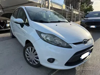 Begagnad Ford Fiesta 68 HK (50 kW) 2011 Vit Sedan