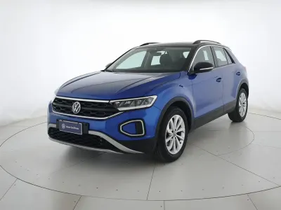 Usata VW T-Roc Life 150 CV (110 kW) 2023 Ravenna blue metallizzato nero SUV