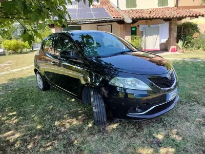 Usata Lancia Ypsilon Silver 69 CV (50 kW) 2016 Nero Utilitaria