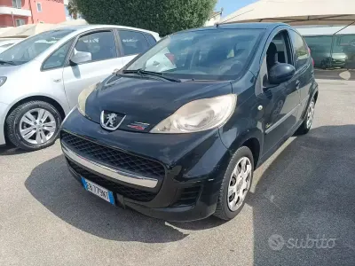 Käytetty Peugeot 107 68 HP (50 kW) 2010 Musta Viistoperä