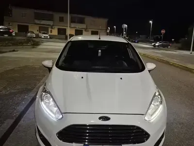 Usata Ford Fiesta 75 CV (55 kW) 2013 Bianco Berlina