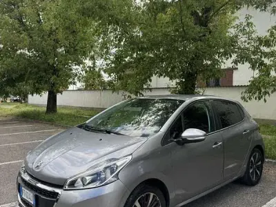 Usata Peugeot 208 Signature Sky 83 CV (61 kW) 2018 Utilitaria