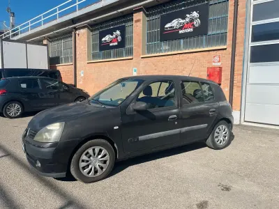 Usado Renault Clio II 58 CV (42 kW) 2004 Gris Berlina
