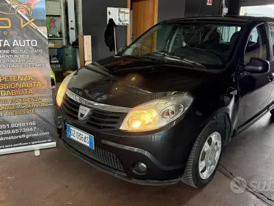 Usata Dacia Sandero Lauréate 72 CV (52 kW) 2010 Grigio Berlina