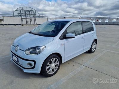 Usata VW up! Highline 68 CV (50 kW) 2013 Blu piscina Utilitaria