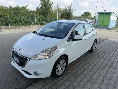 Usata Peugeot 208 68 CV (50 kW) 2014 Bianco Utilitaria