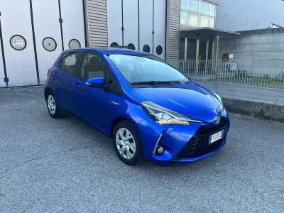 Usata Toyota Yaris Hybrid Business Edition 73 CV (53 kW) 2018 Blue mica metalizzato Berlina