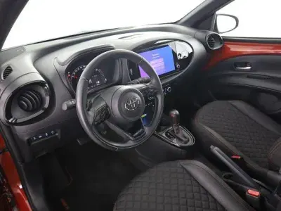 Usata Toyota Aygo X Lounge 72 CV (52 kW) 2025 Chili red/black (tetto in tela) SUV