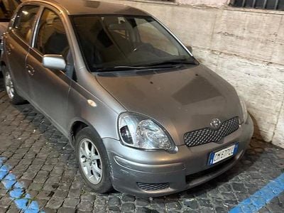 Usata Toyota Yaris 74 CV (54 kW) 2004 Grigio Berlina