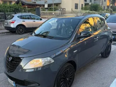 Usata Lancia Ypsilon 85 CV (62 kW) 2014 Grigio Utilitaria