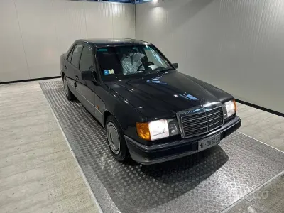 Usata Mercedes 200 122 CV (89 kW) 1991 Grigio Berlina