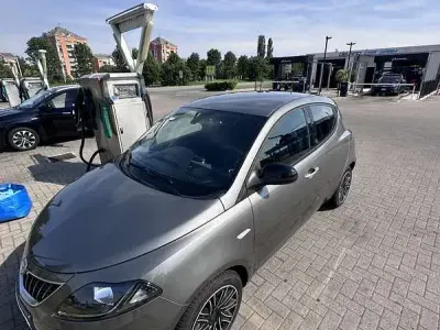 Usata Lancia Ypsilon Gold 69 CV (50 kW) 2021 Grigio Utilitaria