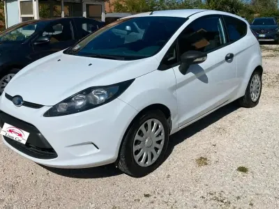 Usata Ford Fiesta 68 CV (50 kW) 2011 Bianco Furgone