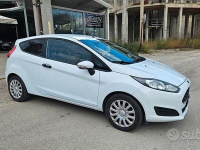 Usata Ford Fiesta 75 CV (55 kW) 2016 Grigio Furgone
