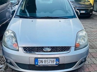 Usata Ford Fiesta Ghia 67 CV (49 kW) 2008 Argento Berlina