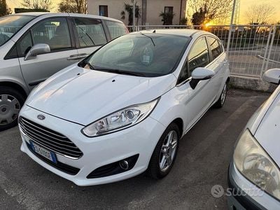 Usata Ford Fiesta Titanium 75 CV (55 kW) 2013 Bianco Utilitaria