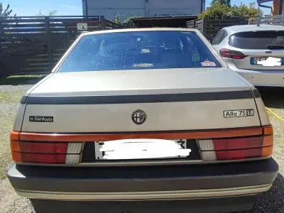 Usata Alfa Romeo 75 122 CV (89 kW) 1987 Grigio Berlina