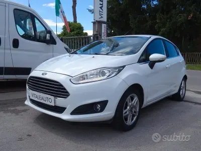 Usata Ford Fiesta Titanium 97 CV (71 kW) 2014 Bianco Utilitaria