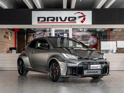 Usata Toyota Yaris 280 CV (205 kW) 2024 Grigio Utilitaria