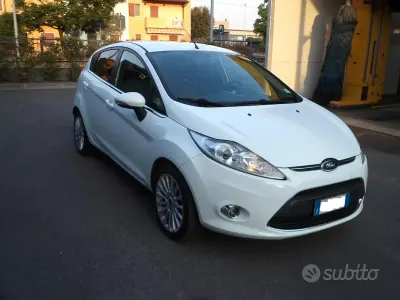 Usado Ford Fiesta Titanium 92 HP (67 kW) 2012 Branco Sedan