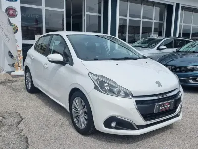 Gebraucht Peugeot 208 82 PS (60 kW) 2018 Weiß Kleinwagen