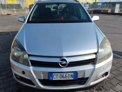Usata Opel Astra Cosmo 101 CV (74 kW) 2004 Argento Station wagon